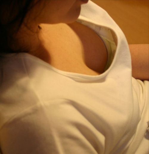 近くで女性の胸チラを盗撮した画像がヤバエロい！ 35枚 No.23