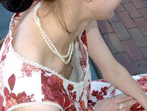 胸元の緩い素人女性が乳首をぽろりとパイチラしてる盗撮画像 38枚 No.10