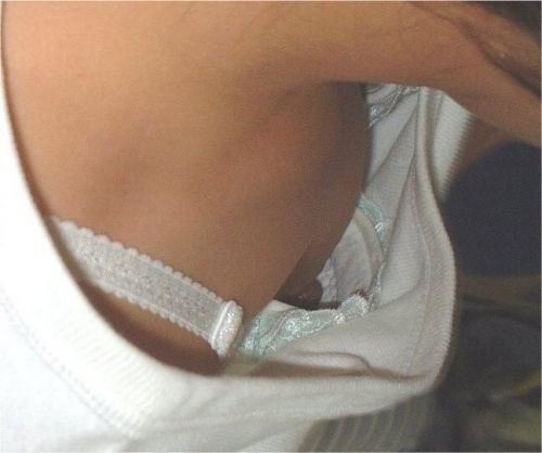 胸元の緩い素人女性が乳首をぽろりとパイチラしてる盗撮画像 38枚 No.13