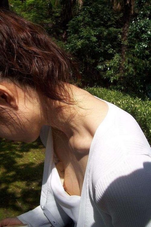 胸元の緩い素人女性が乳首をぽろりとパイチラしてる盗撮画像 38枚 No.26