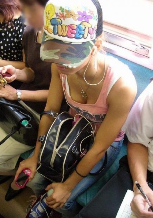 【画像】真上から盗撮余裕！電車の中で素人女性を胸チラ盗撮ww 35枚 No.17