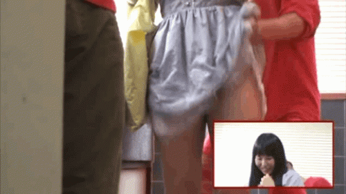 【GIF画像】いきなりスカートめくりをされた女の子の反応面白すぎwww 30枚 No.3