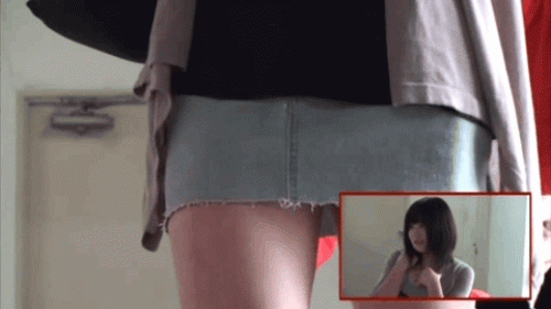 【GIF画像】いきなりスカートめくりをされた女の子の反応面白すぎwww 30枚 No.13
