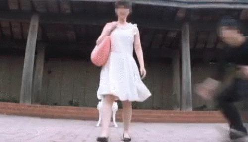 【GIF画像】いきなりスカートめくりをされた女の子の反応面白すぎwww 30枚 No.26