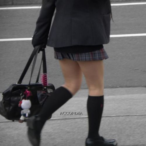 ルーズソックスを履いた女子校生のフレッシュな太もものエロ画像 No.15