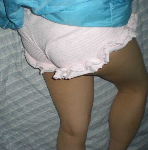 【画像】寝てる女の子がパンツ丸出しだったので盗撮したったwww 36枚 No.6