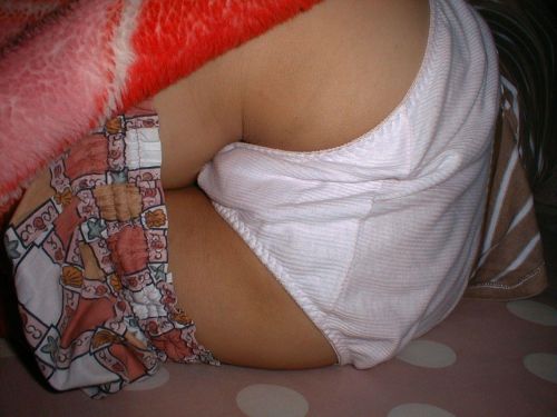 【画像】寝てる女の子がパンツ丸出しだったので盗撮したったwww 36枚 No.27