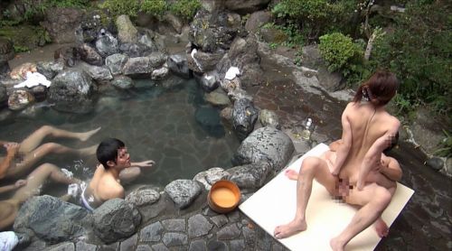 温泉旅行の露天風呂で激しくセックスや乱交しちゃってるエロ画像 38枚 No.3
