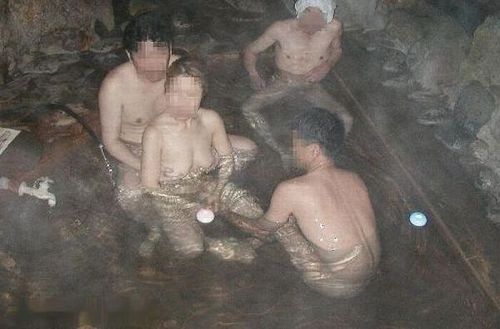 温泉旅行の露天風呂で激しくセックスや乱交しちゃってるエロ画像 38枚 No.23