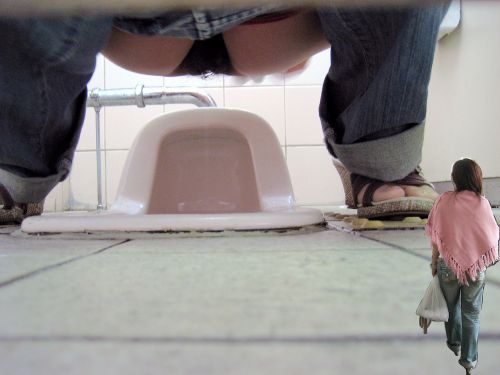 【盗撮画像】和式トイレの下からまんこを撮った結果 35枚 No.31