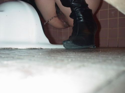 【盗撮画像】和式トイレの下からまんこを撮った結果 35枚 No.34