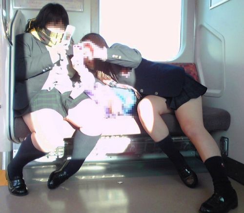 【盗撮画像】電車でパンチラしてるJKの股間と日焼けした太ももエロ過ぎwww No.23