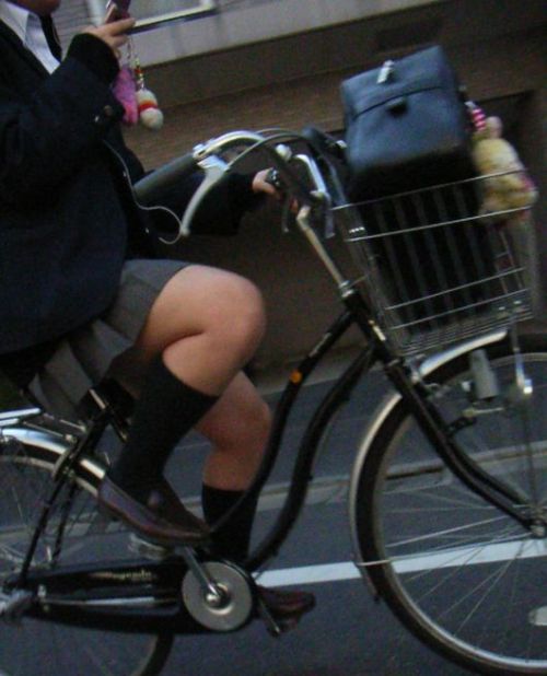 JKのオマタが自転車のサドルに乗っかってる画像でエロく妄想しようぜwww No.15