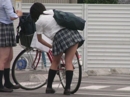 JKのオマタが自転車のサドルに乗っかってる画像でエロく妄想しようぜwww No.27