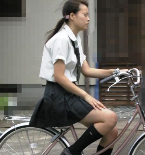 JKのオマタが自転車のサドルに乗っかってる画像でエロく妄想しようぜwww No.35