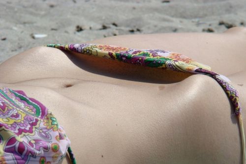 ヌーディストビーチで全裸になっている外国人美女達のエロ画像 No.8