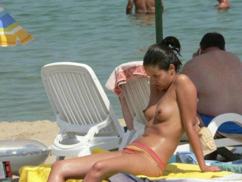 ヌーディストビーチで全裸になっている外国人美女達のエロ画像 No.18