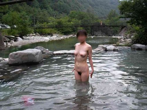 温泉旅行の露天温泉で全裸記念撮影をしたエロ画像がこちらです！ 32枚 No.10