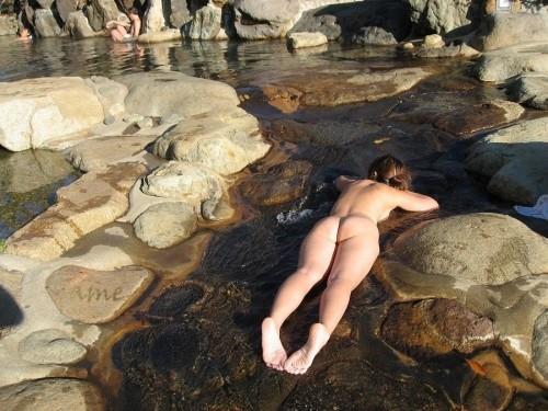 温泉旅行の露天温泉で全裸記念撮影をしたエロ画像がこちらです！ 32枚 No.18