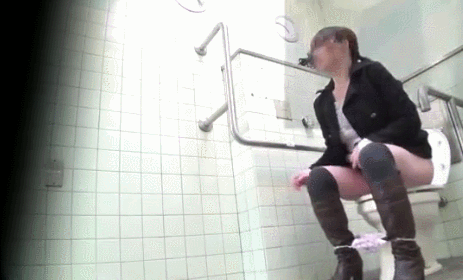 【GIF画像】トイレのドアをいきなり開けた時の女の子の反応がエロ可愛いwww 24枚 No.1