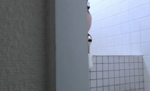 【GIF画像】トイレのドアをいきなり開けた時の女の子の反応がエロ可愛いwww 24枚 No.10
