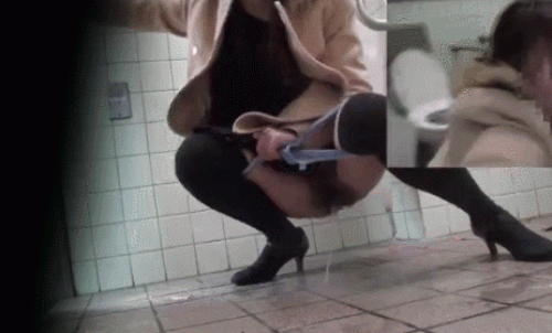 【GIF画像】トイレのドアをいきなり開けた時の女の子の反応がエロ可愛いwww 24枚 No.21