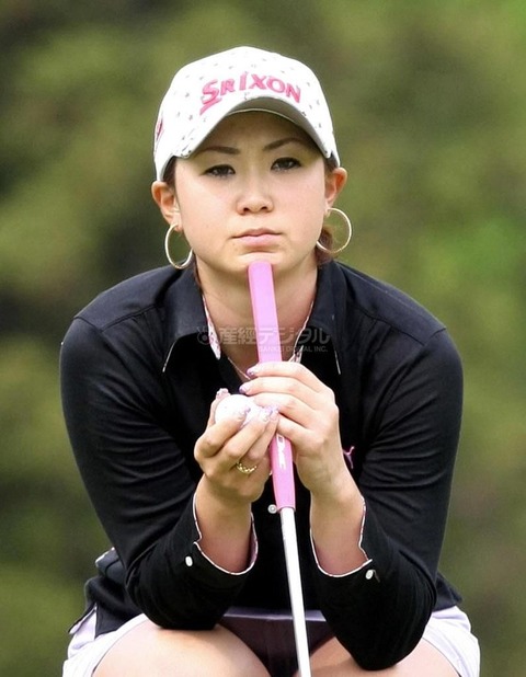 【エロ画像】女子ゴルフのTV中継のハプニングパンチラが抜けるwwww 37枚 No.12