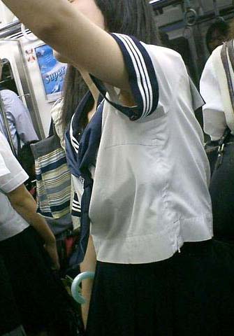 JKのセーラー服の袖から見えるツルツルな腋チラがエロい盗撮画像 31枚 No.20