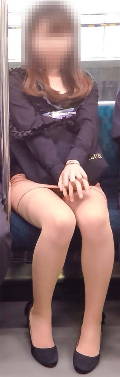 【エロ画像】電車内でスーツ姿なOLのデルタゾーンパンチラを激写盗撮！ 36枚 No.17