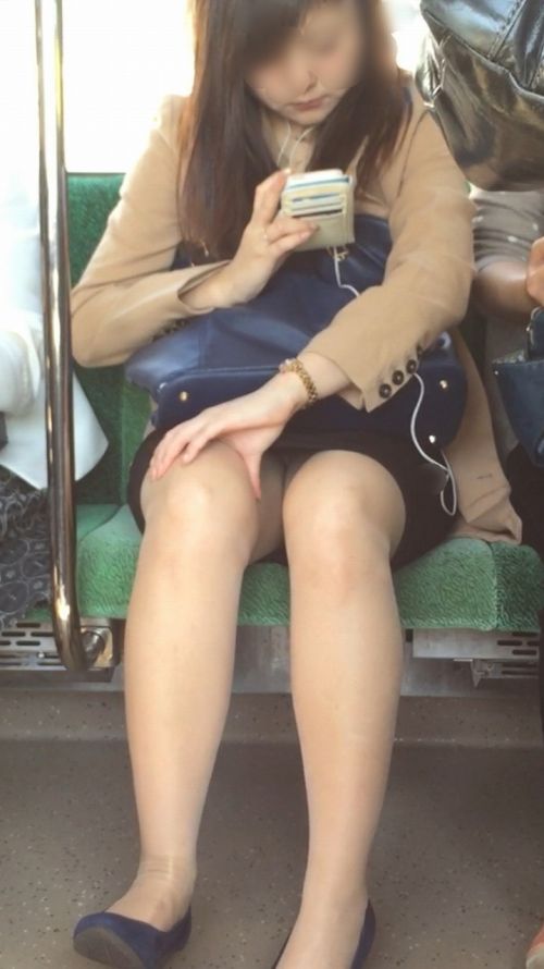 【エロ画像】電車内でスーツ姿なOLのデルタゾーンパンチラを激写盗撮！ 36枚 No.18