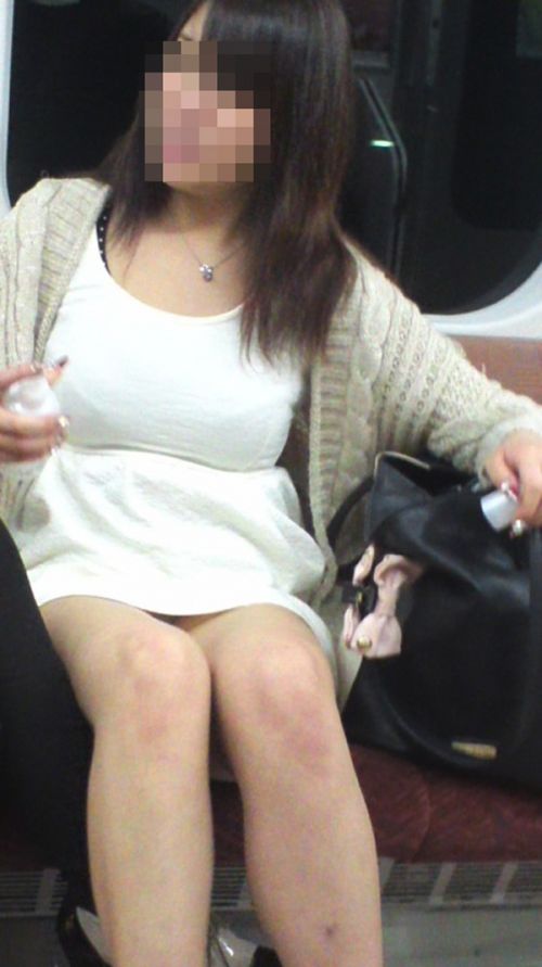 【エロ画像】電車内でスーツ姿なOLのデルタゾーンパンチラを激写盗撮！ 36枚 No.32