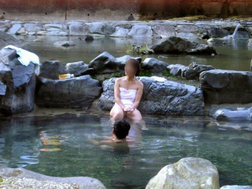 素人ギャルやお姉さんが混浴露天風呂で露出しちゃってるエロ画像 40枚 No.31