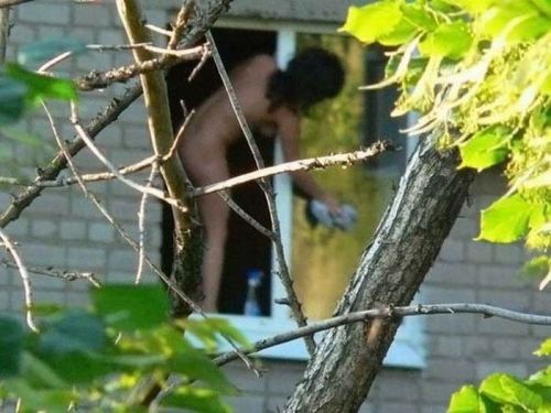 【海外】窓際・ベランダにいる全裸外国人女性を盗撮したエロ画像 38枚 No.4