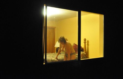 【海外】窓際・ベランダにいる全裸外国人女性を盗撮したエロ画像 38枚 No.6