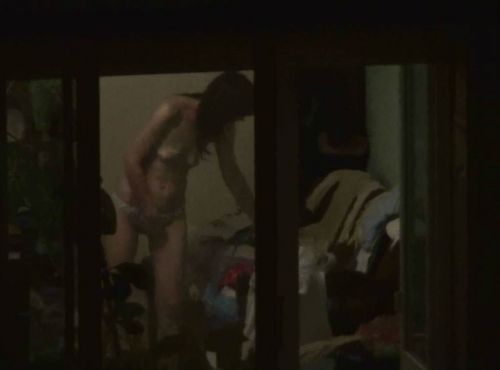 【海外】窓際・ベランダにいる全裸外国人女性を盗撮したエロ画像 38枚 No.9