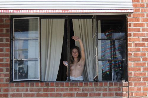 【海外】窓際・ベランダにいる全裸外国人女性を盗撮したエロ画像 38枚 No.10