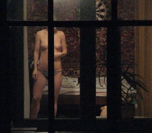 【海外】窓際・ベランダにいる全裸外国人女性を盗撮したエロ画像 38枚 No.11