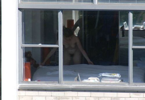 【海外】窓際・ベランダにいる全裸外国人女性を盗撮したエロ画像 38枚 No.14