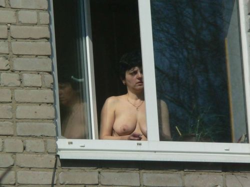【海外】窓際・ベランダにいる全裸外国人女性を盗撮したエロ画像 38枚 No.15