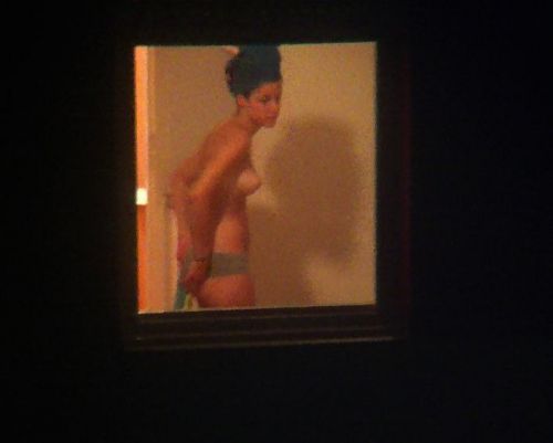 【海外】窓際・ベランダにいる全裸外国人女性を盗撮したエロ画像 38枚 No.16