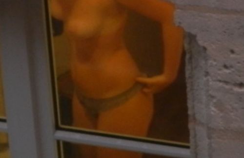 【海外】窓際・ベランダにいる全裸外国人女性を盗撮したエロ画像 38枚 No.21