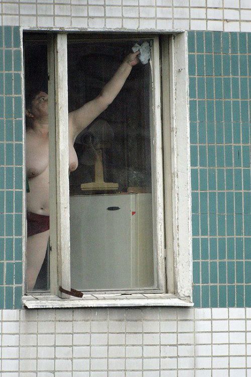 【海外】窓際・ベランダにいる全裸外国人女性を盗撮したエロ画像 38枚 No.23