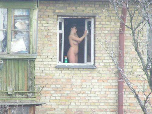 【海外】窓際・ベランダにいる全裸外国人女性を盗撮したエロ画像 38枚 No.26