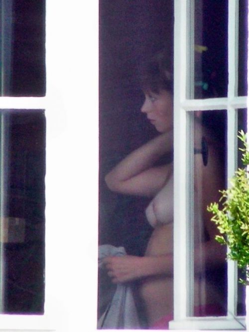 【海外】窓際・ベランダにいる全裸外国人女性を盗撮したエロ画像 38枚 No.30