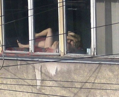 【海外】窓際・ベランダにいる全裸外国人女性を盗撮したエロ画像 38枚 No.35