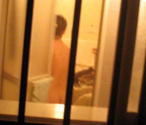 【画像】民家のお風呂を窓の外から熟女や美女を盗撮した結果www 33枚 No.10
