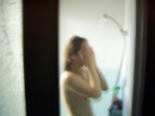 【画像】民家のお風呂を窓の外から熟女や美女を盗撮した結果www 33枚 No.18