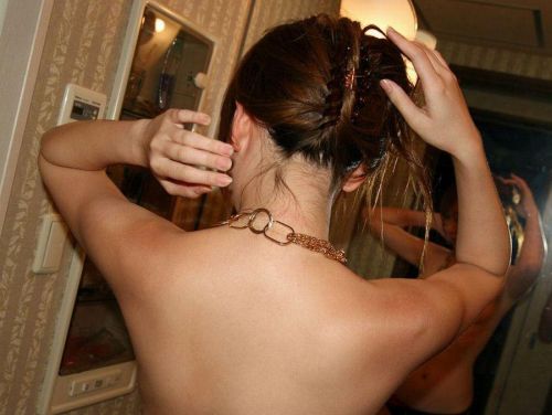 【盗撮画像】お風呂前に鏡で髪を束ねる女性のうなじって色っぽいよな！ 32枚 No.11