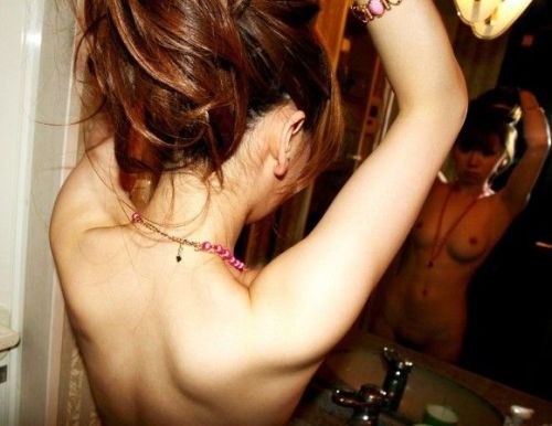 【盗撮画像】お風呂前に鏡で髪を束ねる女性のうなじって色っぽいよな！ 32枚 No.13