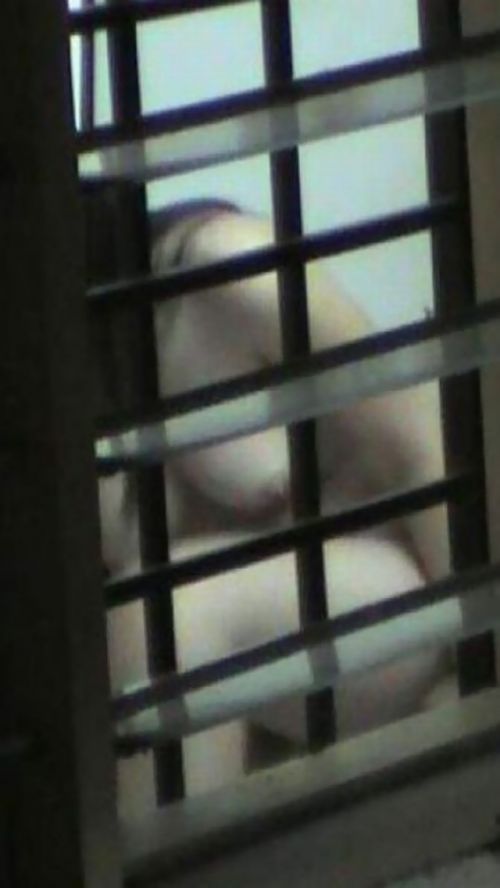 窓の外から美乳で巨乳なお姉さんの裸体を盗撮したエロ画像 33枚 No.8